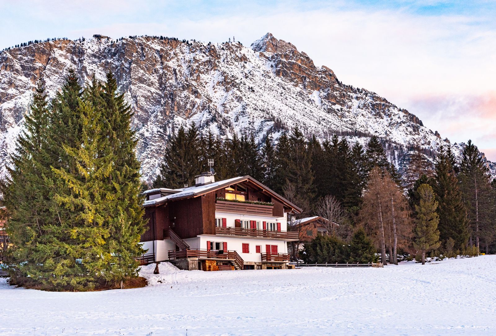 Der Gasthof im Ort vor winterlicher Bergkulisse (Beispiel)