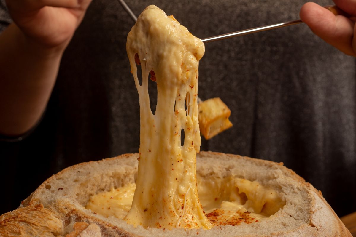 Käsefondue mit frischem Brot (Beispiel)