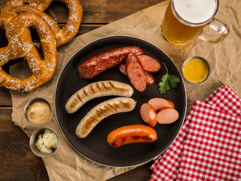 Weißwürste, Brezn und Bier zum Frühschoppen (Beispiel)