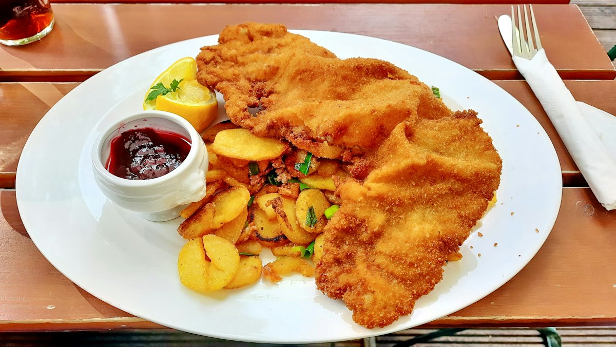 Paniertes Schnitzel mit Beilage (Beispiel)