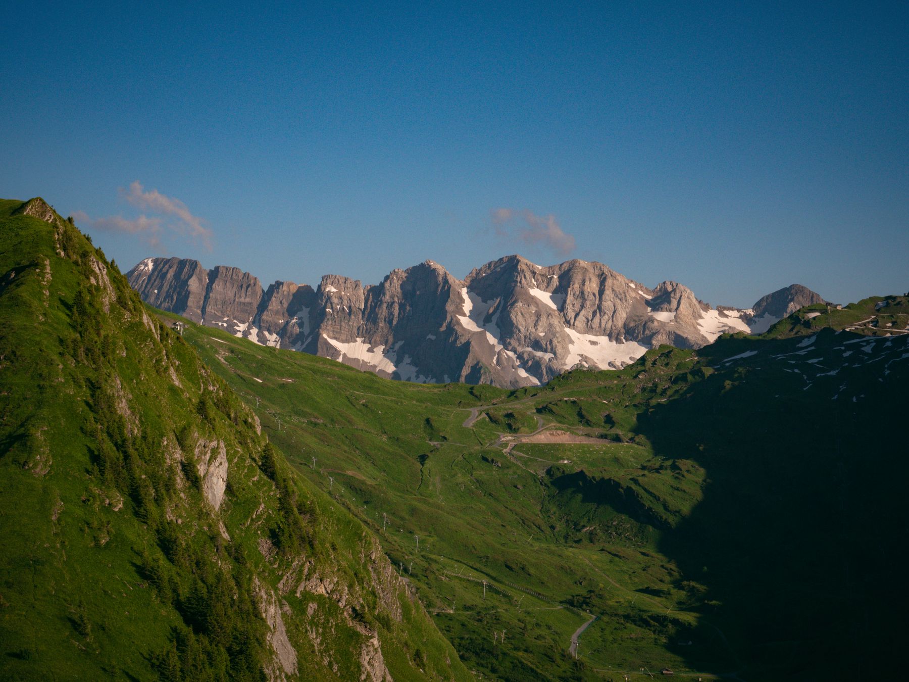 Blick von der Terrasse auf die Gipfel
