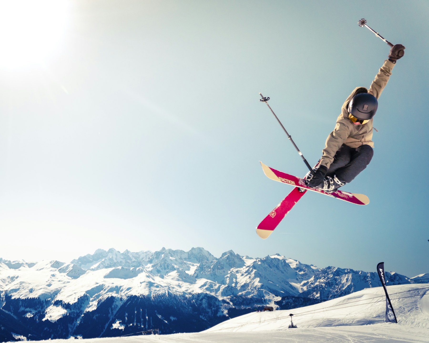 Freeski-Sprung über verschneiten Gipfeln (Beispielbild)